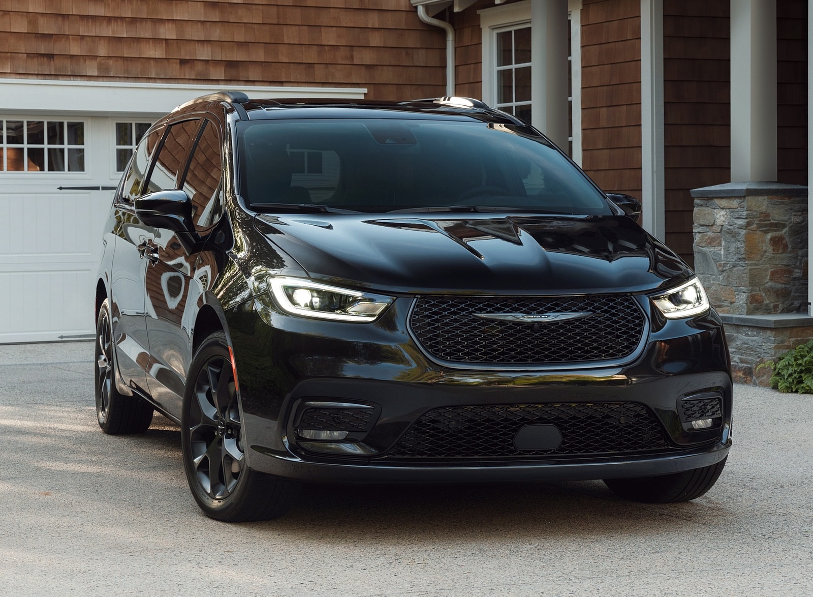 2021 Chrysler Pacifica Limited S AWD Front Three-Quarter Wallpapers #17 of 60