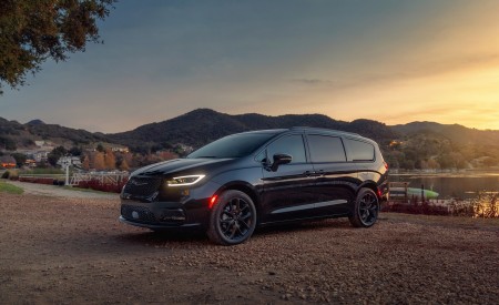 2021 Chrysler Pacifica Limited S AWD Front Three-Quarter Wallpapers 450x275 (10)
