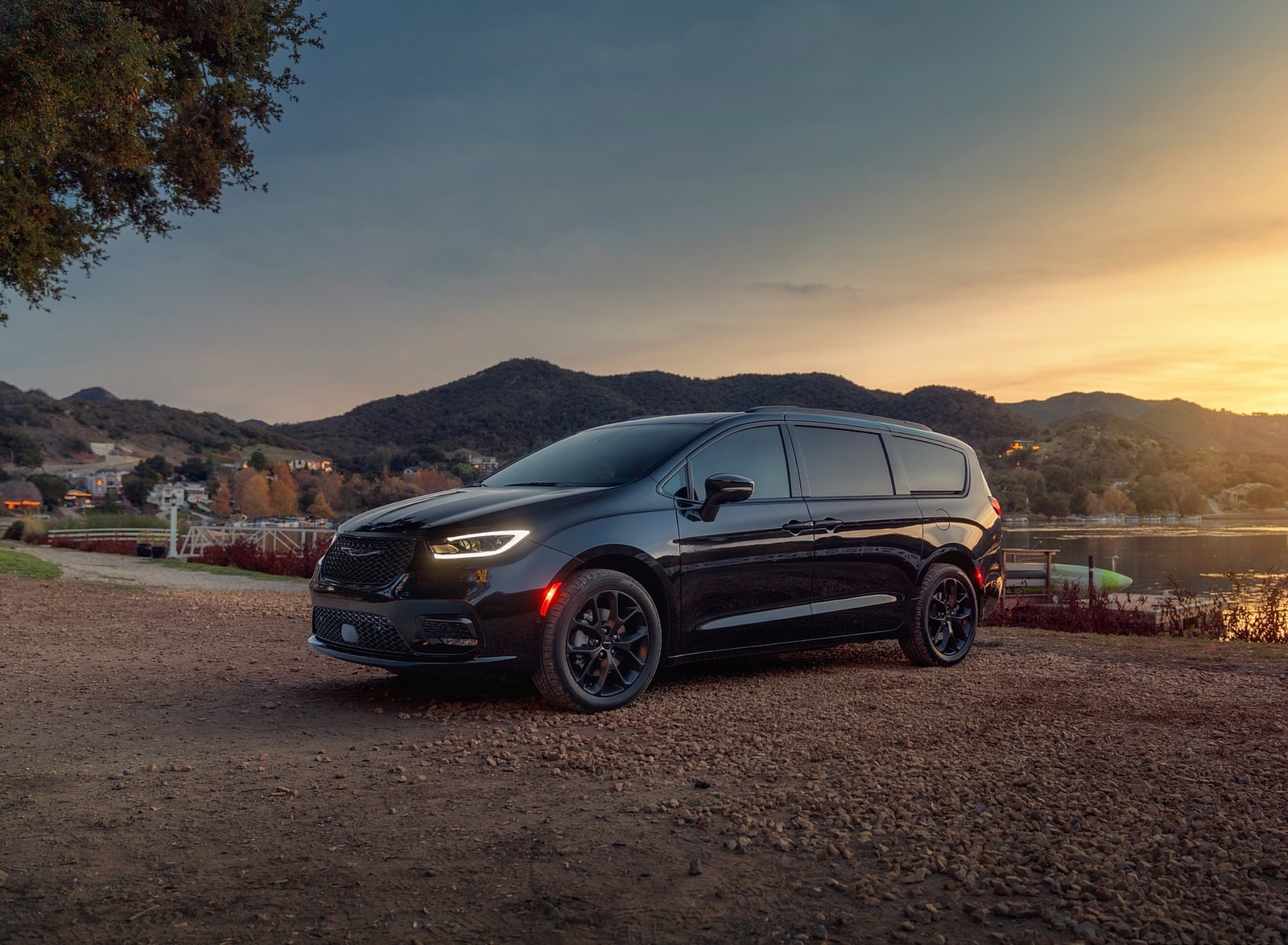 2021 Chrysler Pacifica Limited S AWD Front Three-Quarter Wallpapers (10)
