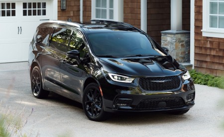 2021 Chrysler Pacifica Limited S AWD Front Three-Quarter Wallpapers 450x275 (19)