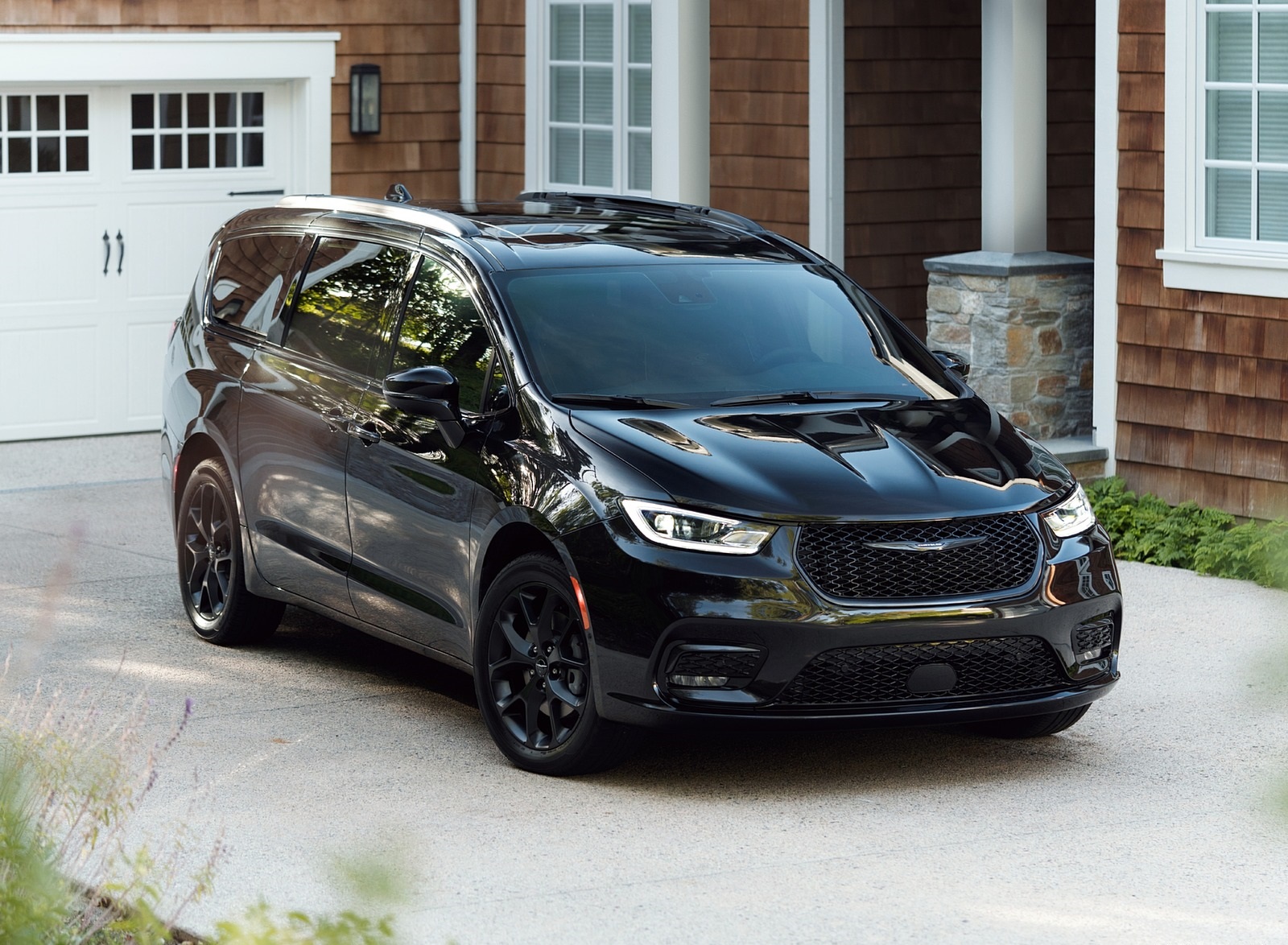 2021 Chrysler Pacifica Limited S AWD Front Three-Quarter Wallpapers #19 of 60