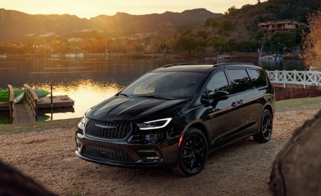 2021 Chrysler Pacifica Limited S AWD Front Three-Quarter Wallpapers 450x275 (11)