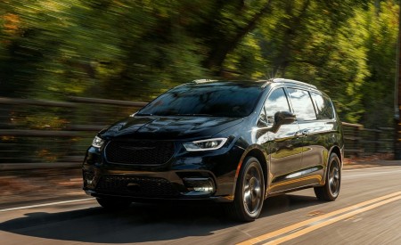 2021 Chrysler Pacifica Limited S AWD Front Three-Quarter Wallpapers 450x275 (3)