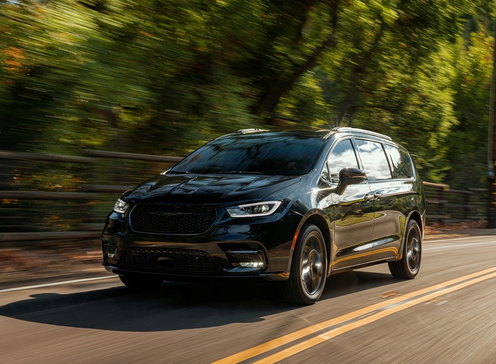 2021 Chrysler Pacifica Limited S AWD Front Three-Quarter Wallpapers (3)