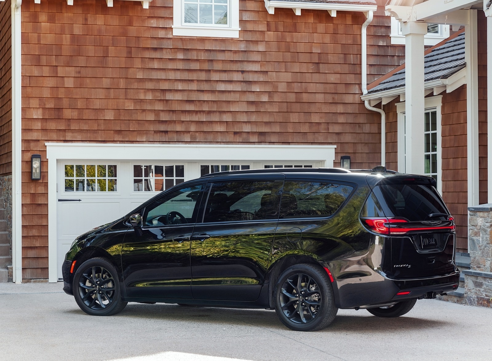 2021 Chrysler Pacifica Limited S AWD Rear Three-Quarter Wallpapers #23 of 60