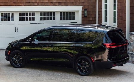 2021 Chrysler Pacifica Limited S AWD Rear Three-Quarter Wallpapers 450x275 (24)