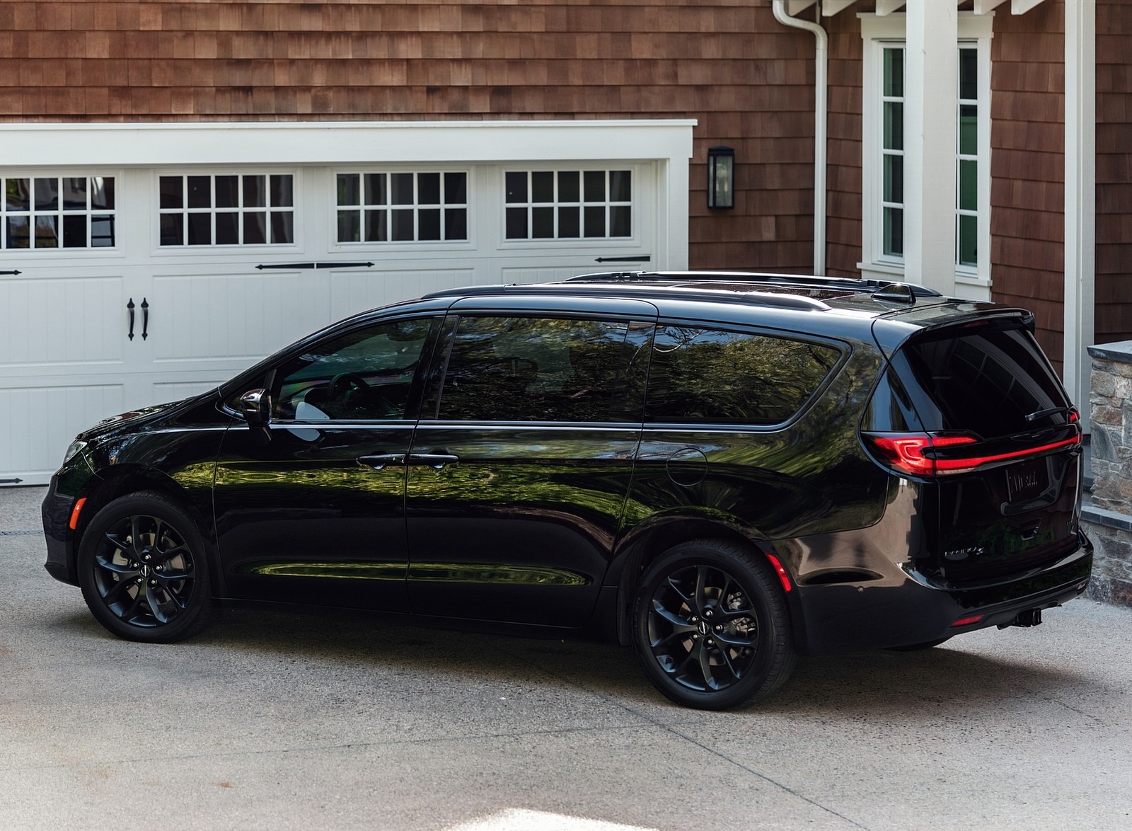 2021 Chrysler Pacifica Limited S AWD Rear Three-Quarter Wallpapers #24 of 60
