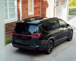 2021 Chrysler Pacifica Limited S AWD Rear Three-Quarter Wallpapers 150x120 (25)
