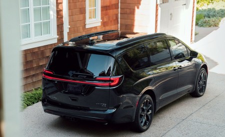 2021 Chrysler Pacifica Limited S AWD Rear Three-Quarter Wallpapers 450x275 (25)