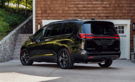 2021 Chrysler Pacifica Limited S AWD Rear Three-Quarter Wallpapers 450x275 (26)