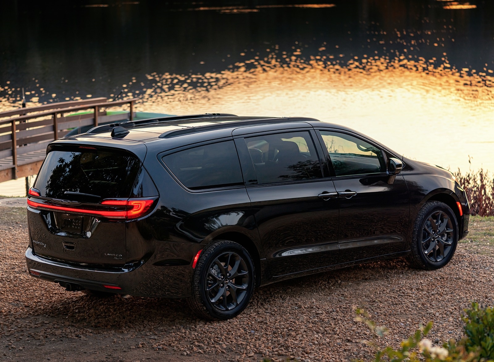 2021 Chrysler Pacifica Limited S AWD Rear Three-Quarter Wallpapers #13 of 60