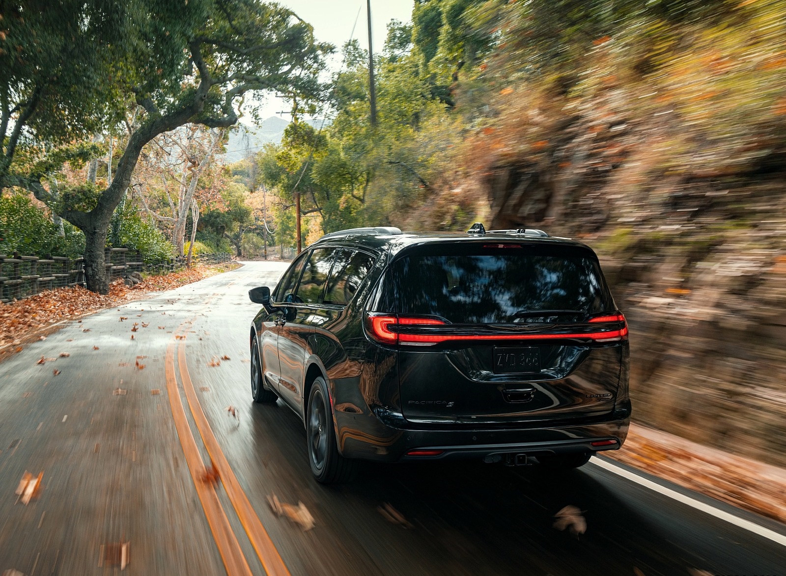 2021 Chrysler Pacifica Limited S AWD Rear Wallpapers (8)