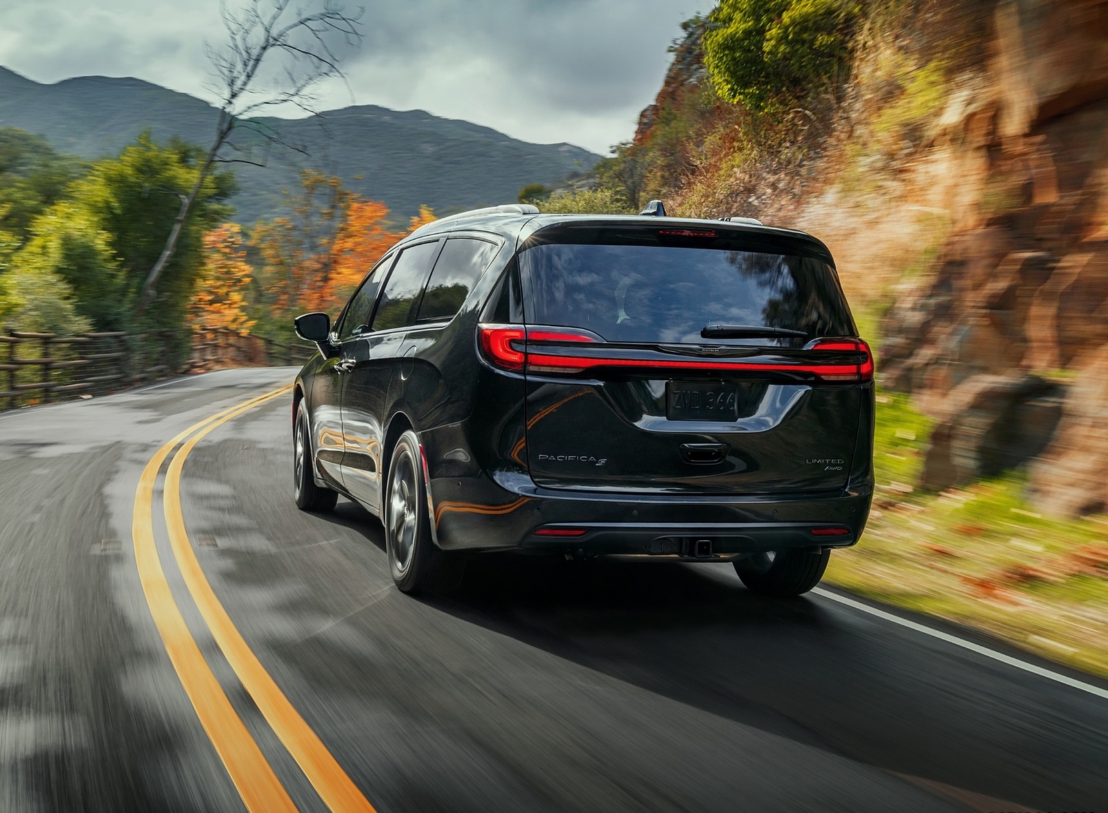 2021 Chrysler Pacifica Limited S AWD Rear Wallpapers (9)