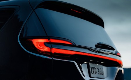 2021 Chrysler Pacifica Limited S AWD Tail Light Wallpapers 450x275 (35)