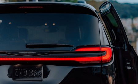2021 Chrysler Pacifica Limited S AWD Tail Light Wallpapers 450x275 (37)