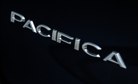 2021 Chrysler Pacifica Pinnacle AWD Badge Wallpapers 450x275 (40)