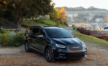 2021 Chrysler Pacifica Pinnacle AWD Front Three-Quarter Wallpapers 450x275 (6)