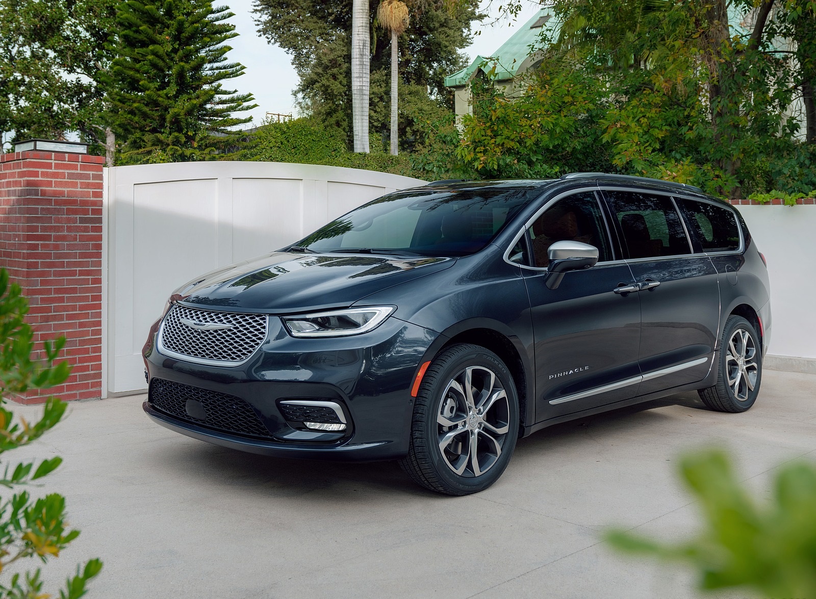 2021 Chrysler Pacifica Pinnacle AWD Front Three-Quarter Wallpapers #13 of 79