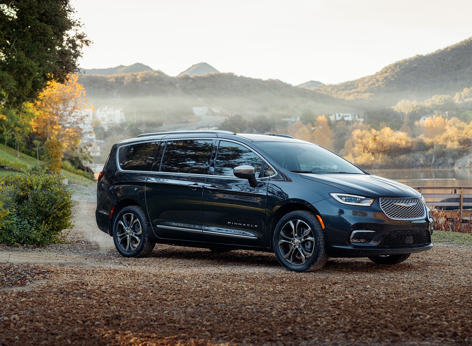 2021 Chrysler Pacifica Pinnacle AWD Front Three-Quarter Wallpapers #7 of 79