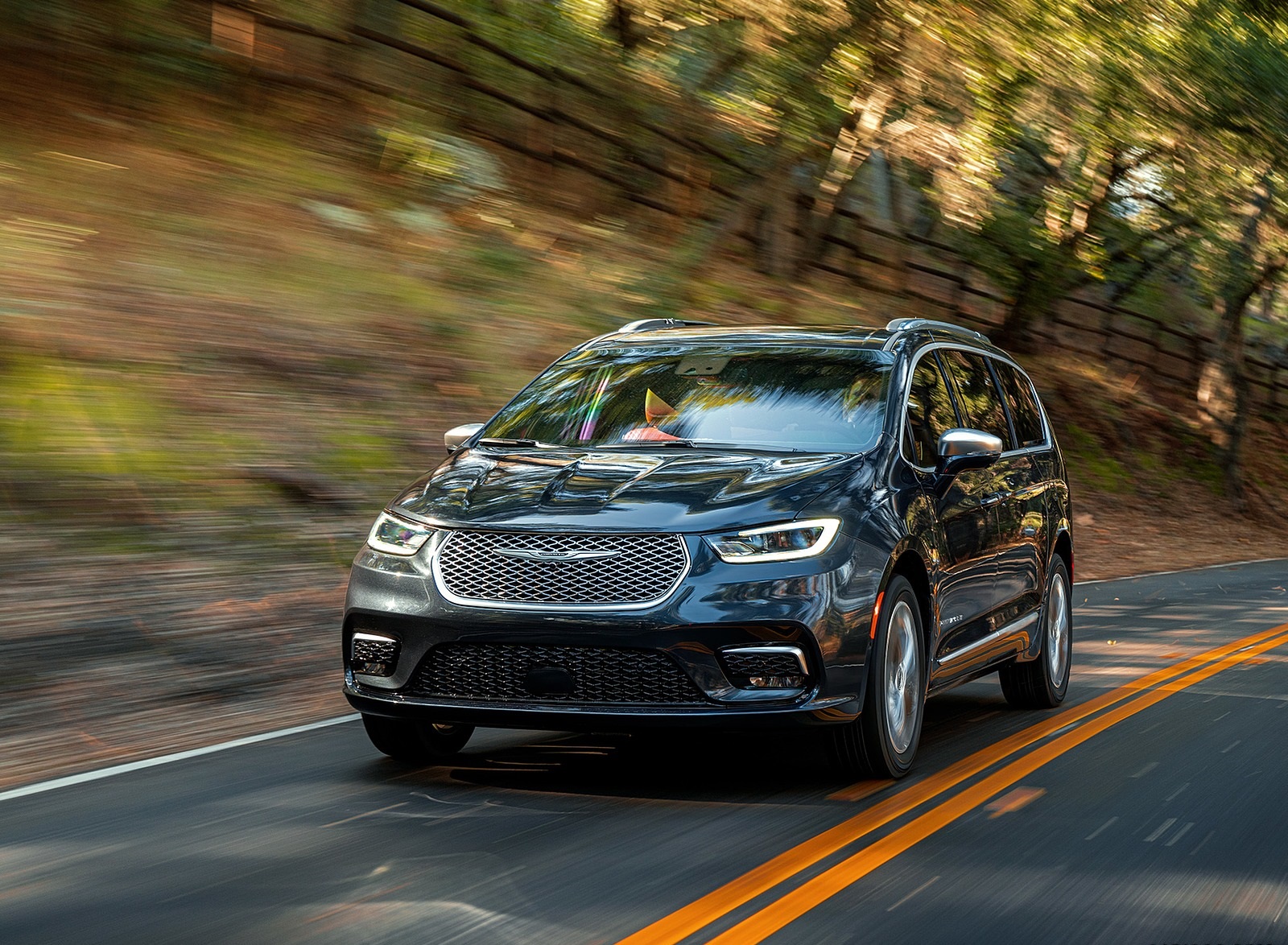 2021 Chrysler Pacifica Pinnacle AWD Front Wallpapers (2)
