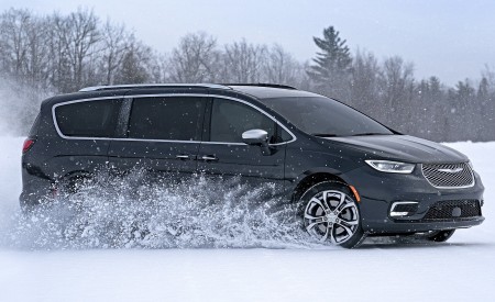 2021 Chrysler Pacifica Pinnacle AWD In Snow Wallpapers 450x275 (26)