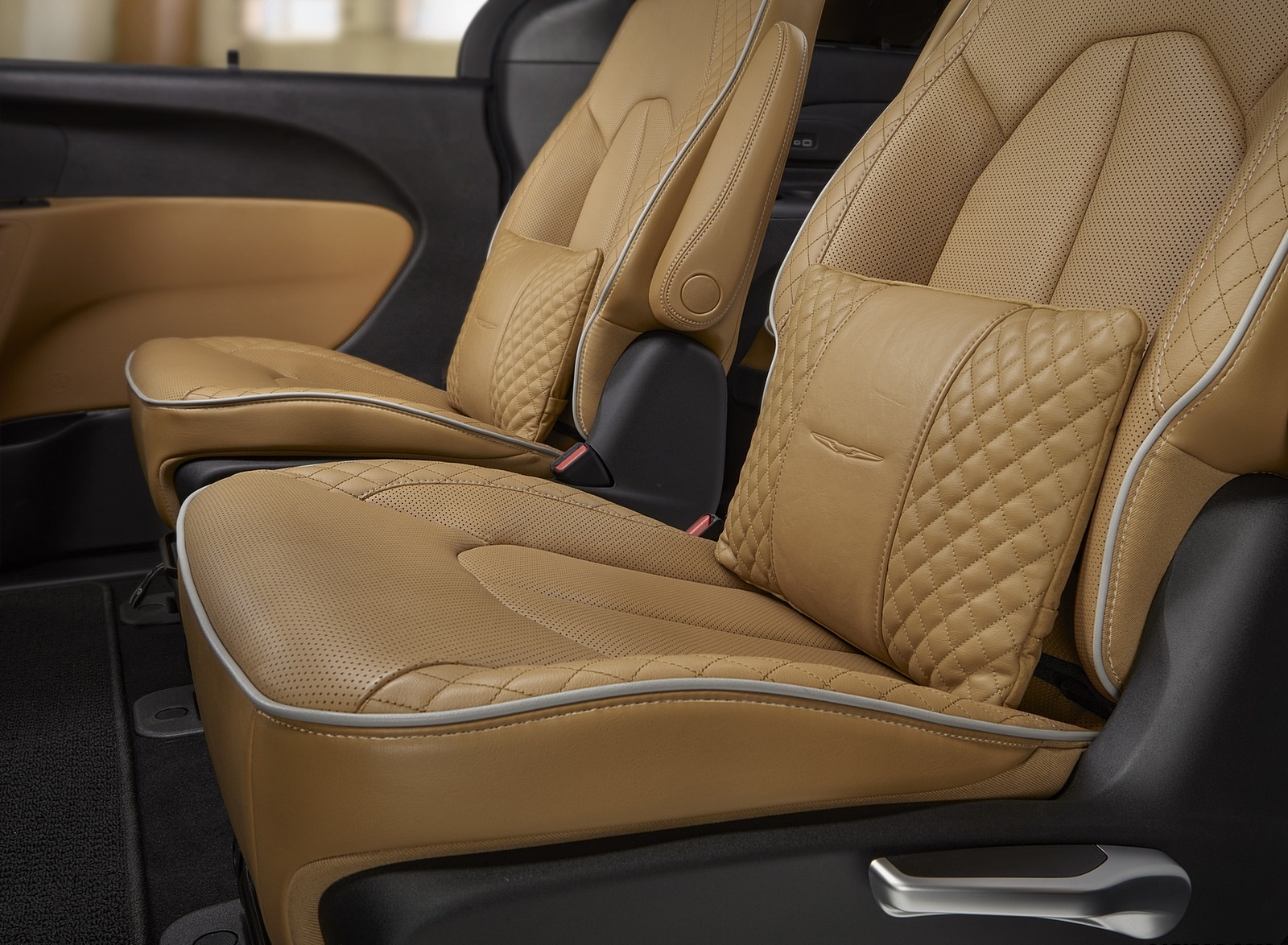 2021 Chrysler Pacifica Pinnacle AWD Interior Rear Seats Wallpapers #72 of 79