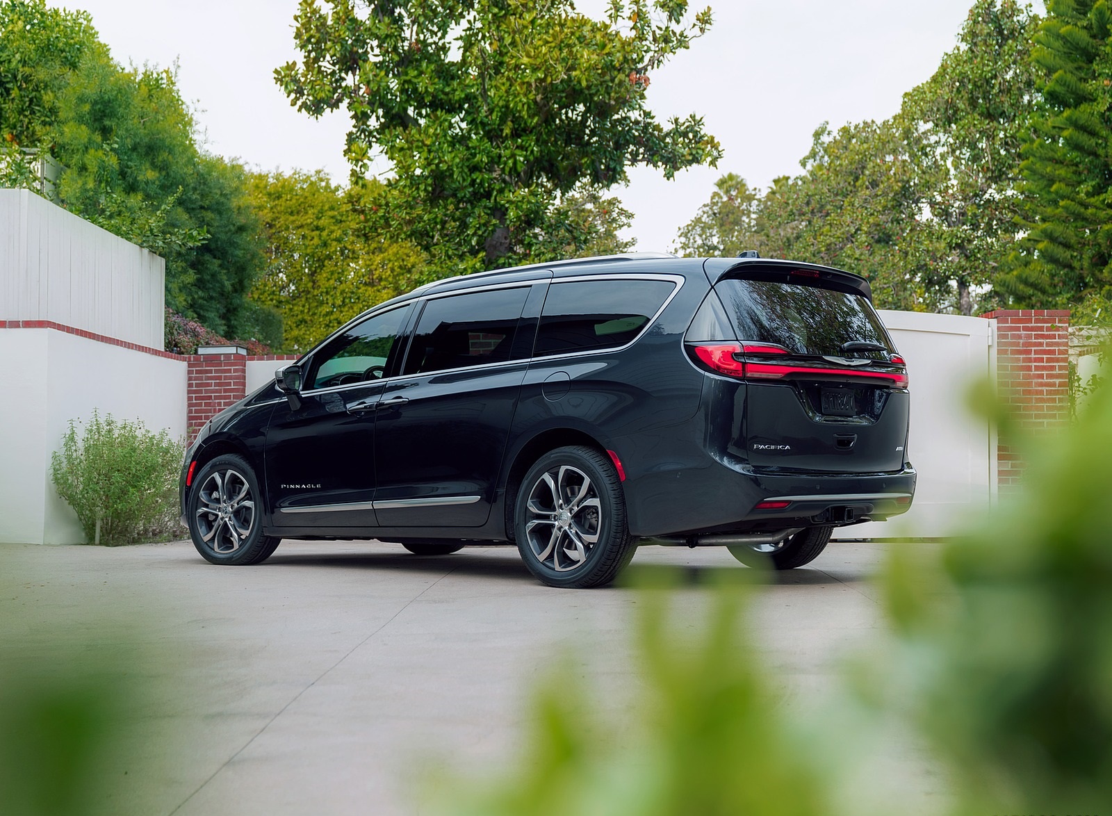 2021 Chrysler Pacifica Pinnacle AWD Rear Three-Quarter Wallpapers #17 of 79