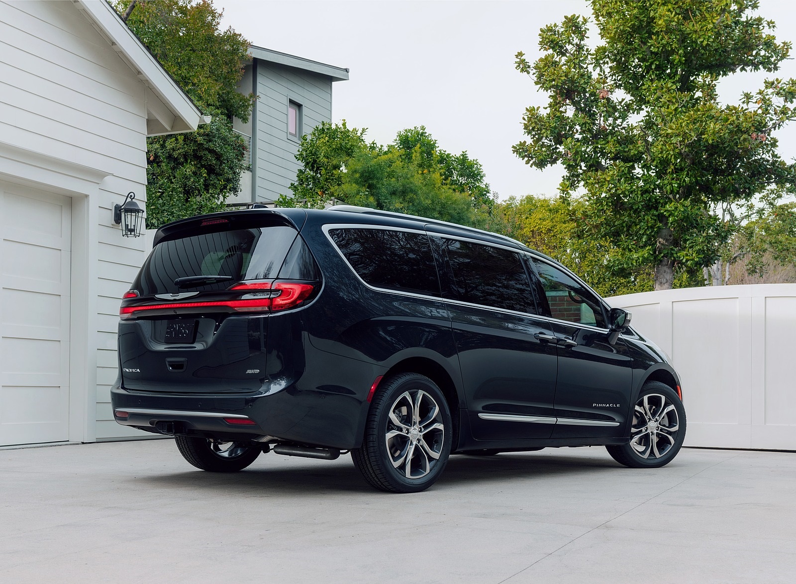 2021 Chrysler Pacifica Pinnacle AWD Rear Three-Quarter Wallpapers #19 of 79