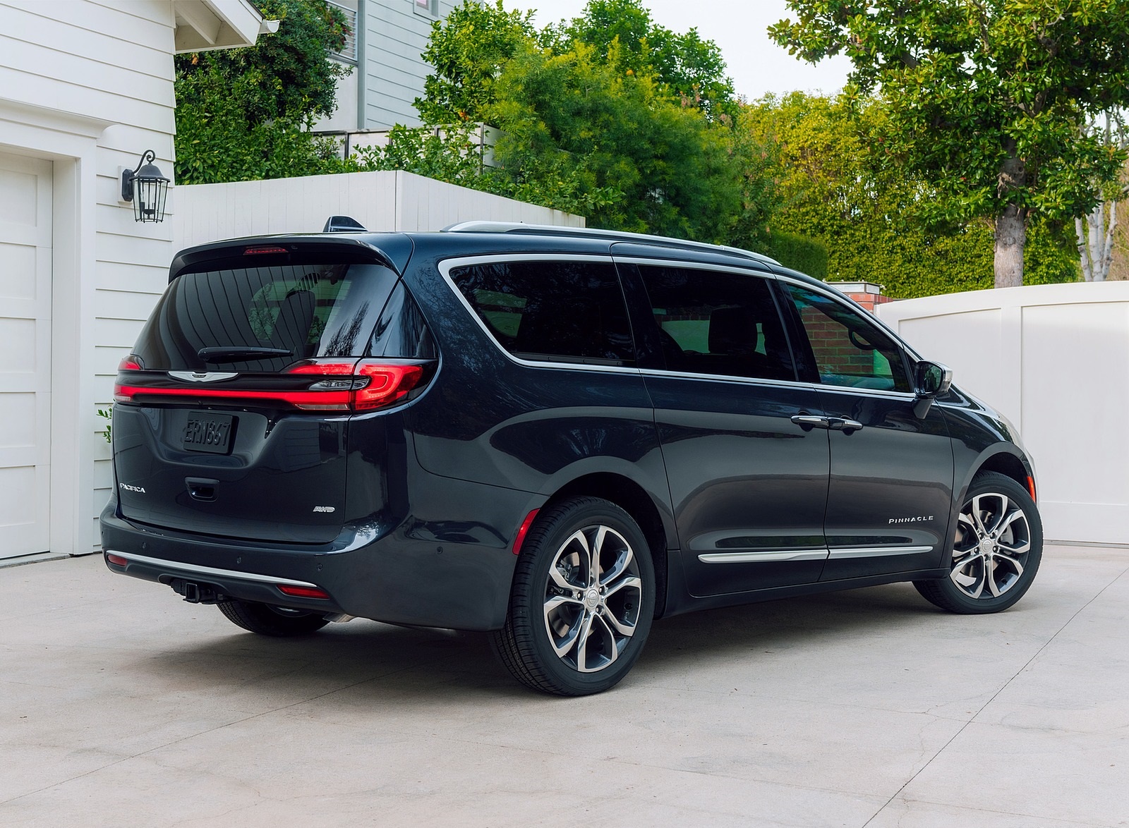 2021 Chrysler Pacifica Pinnacle AWD Rear Three-Quarter Wallpapers #20 of 79