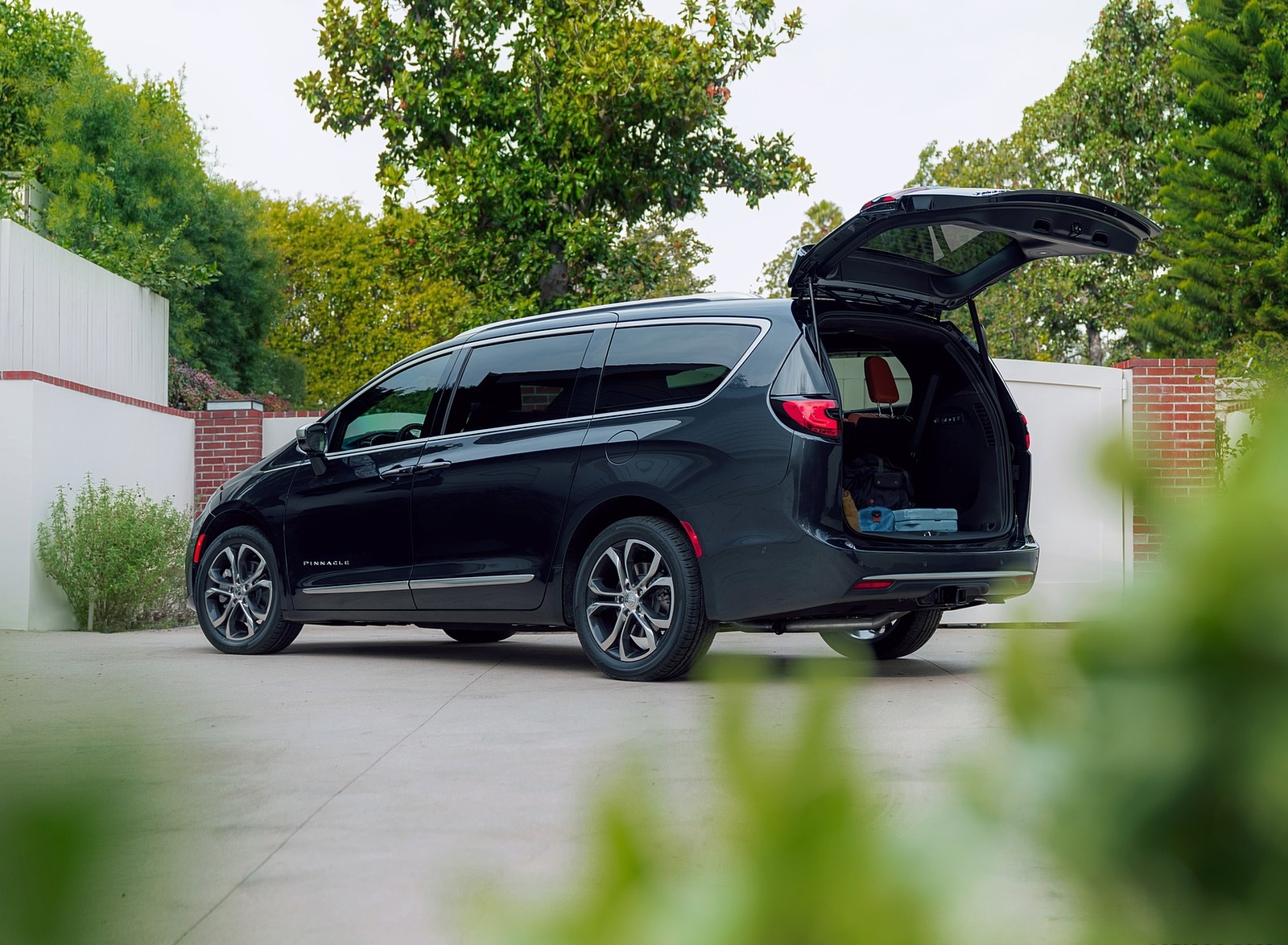 2021 Chrysler Pacifica Pinnacle AWD Rear Three-Quarter Wallpapers #21 of 79