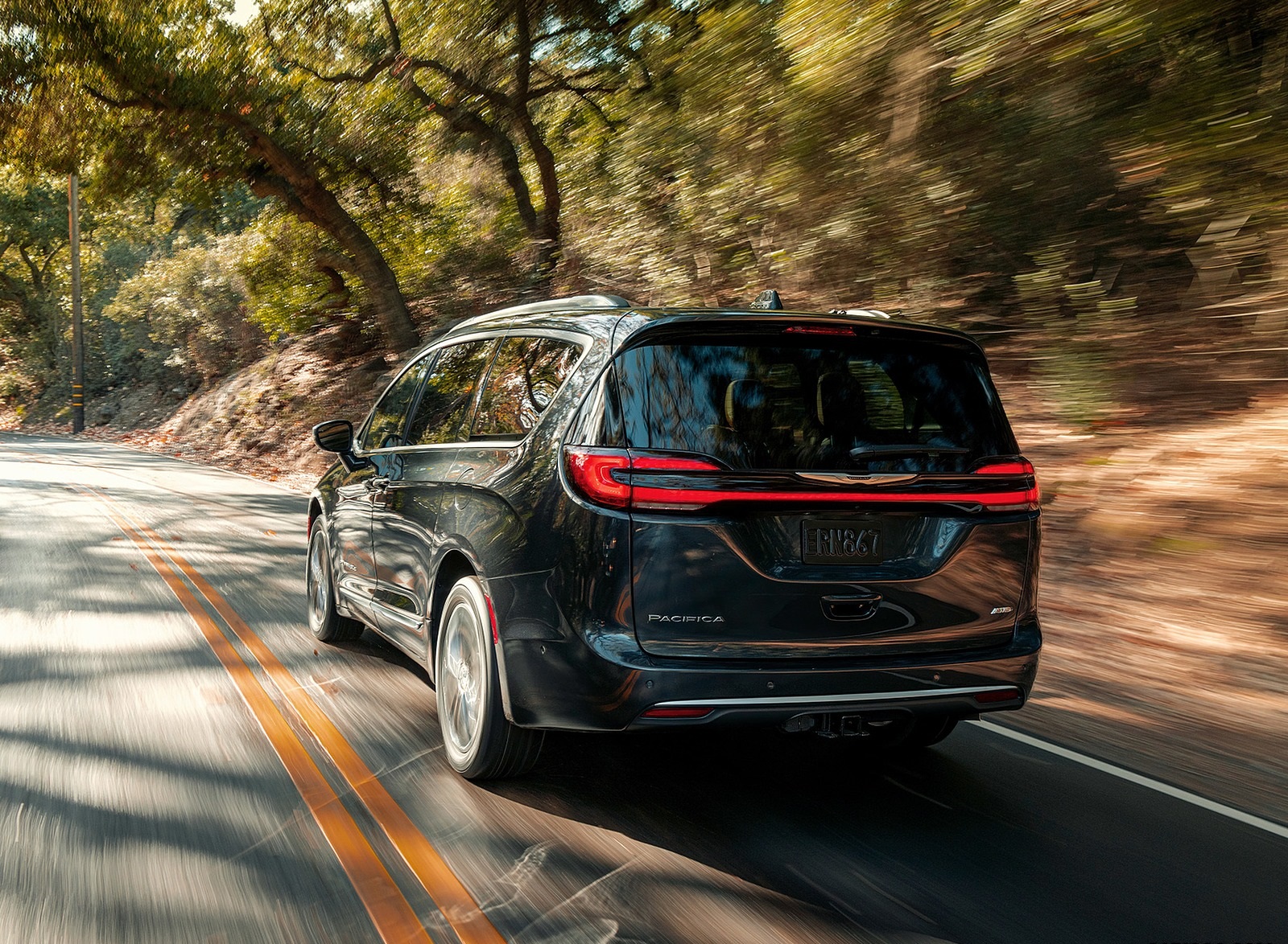 2021 Chrysler Pacifica Pinnacle AWD Rear Wallpapers (4)