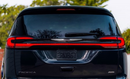 2021 Chrysler Pacifica Pinnacle AWD Tail Light Wallpapers 450x275 (32)