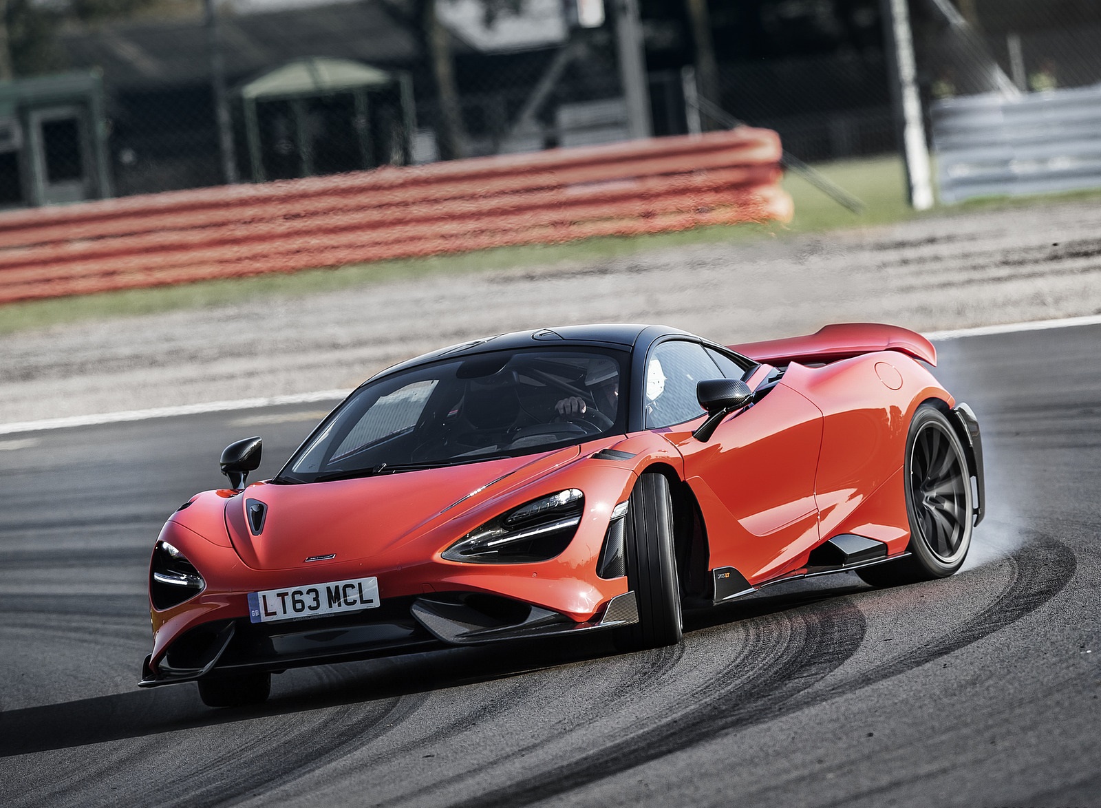 Макларен 765lt