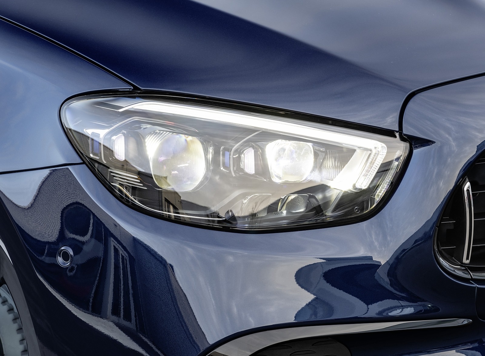 2021 Mercedes-AMG E 53 Estate 4MATIC+ T-Model (Color: Cavansite Blue Metallic) Headlight Wallpapers #13 of 19
