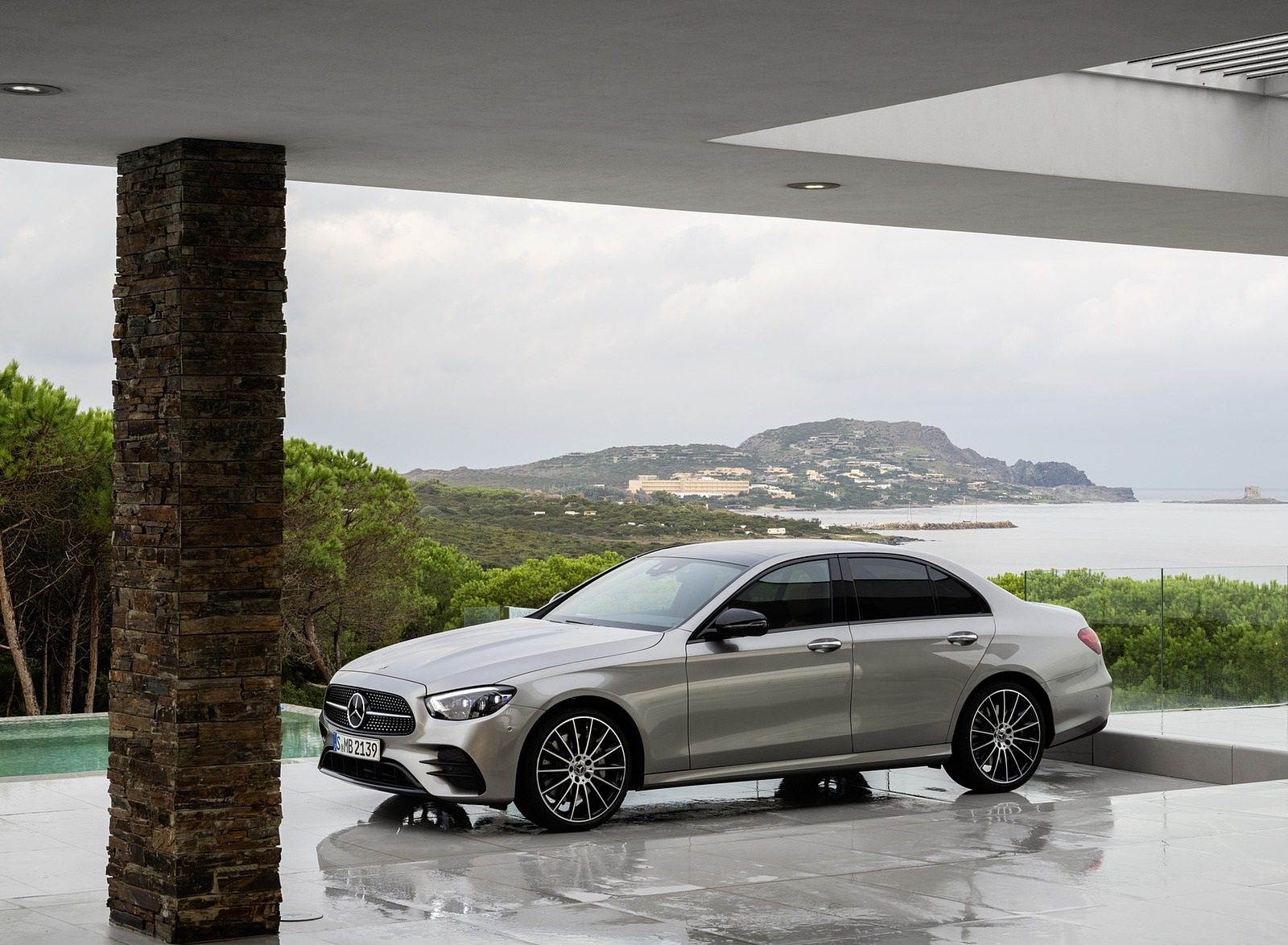 2021 Mercedes-Benz E-Class AMG line (Color: Mojave Silver Metallic) Front Three-Quarter Wallpapers #40 of 70