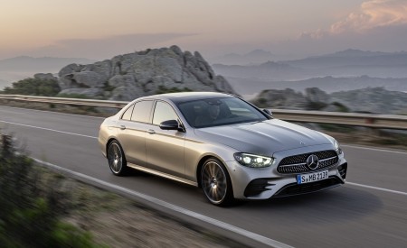2021 Mercedes-Benz E-Class AMG line (Color: Mojave Silver Metallic) Front Three-Quarter Wallpapers 450x275 (25)