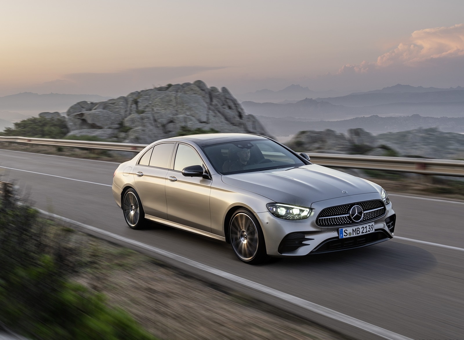 2021 Mercedes-Benz E-Class AMG line (Color: Mojave Silver Metallic) Front Three-Quarter Wallpapers #25 of 70