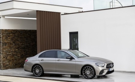 2021 Mercedes-Benz E-Class AMG line (Color: Mojave Silver Metallic) Front Three-Quarter Wallpapers 450x275 (41)