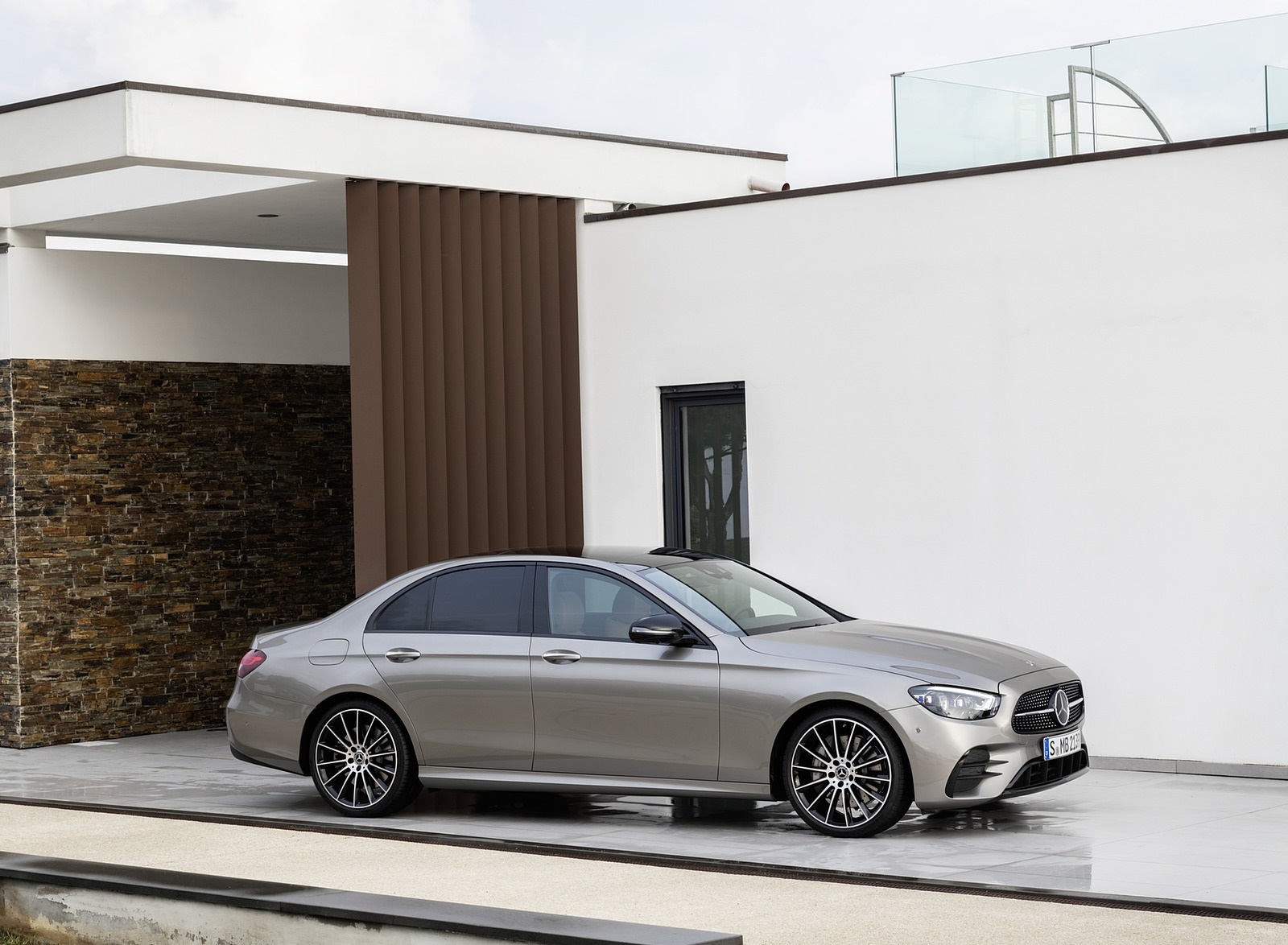 2021 Mercedes-Benz E-Class AMG line (Color: Mojave Silver Metallic) Front Three-Quarter Wallpapers #41 of 70