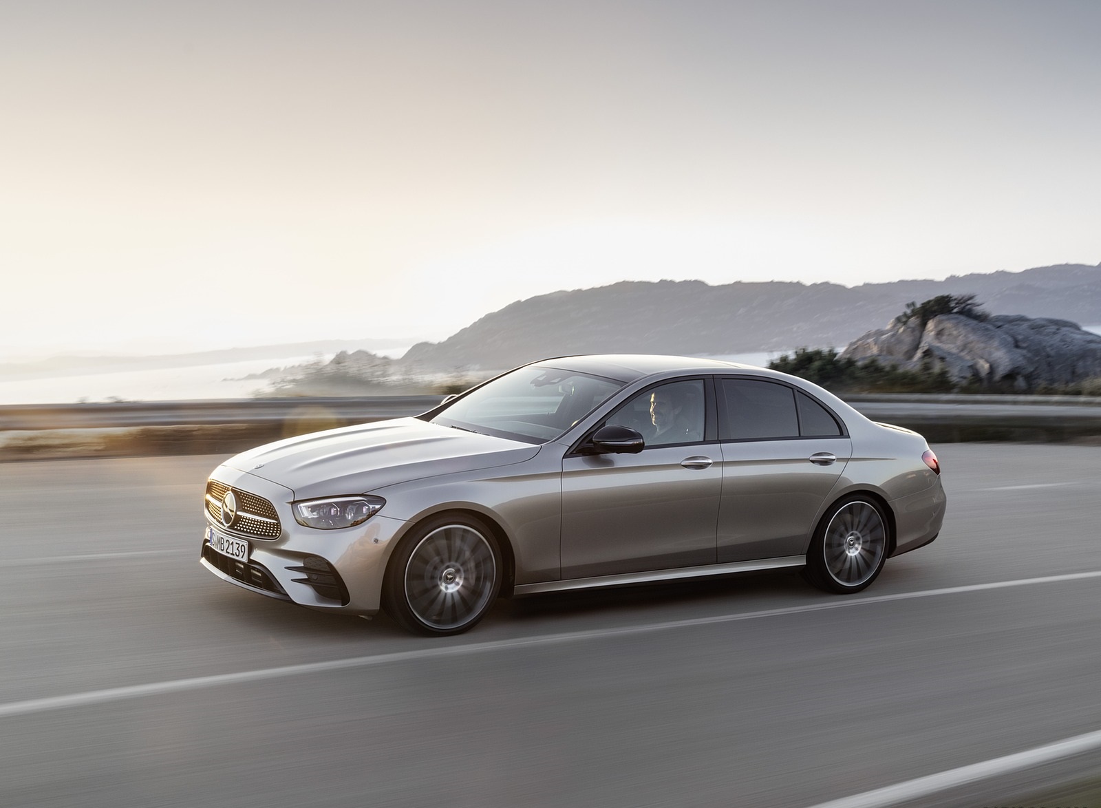 2021 Mercedes-Benz E-Class AMG line (Color: Mojave Silver Metallic) Front Three-Quarter Wallpapers #26 of 70