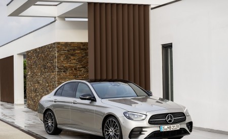 2021 Mercedes-Benz E-Class AMG line (Color: Mojave Silver Metallic) Front Three-Quarter Wallpapers 450x275 (42)