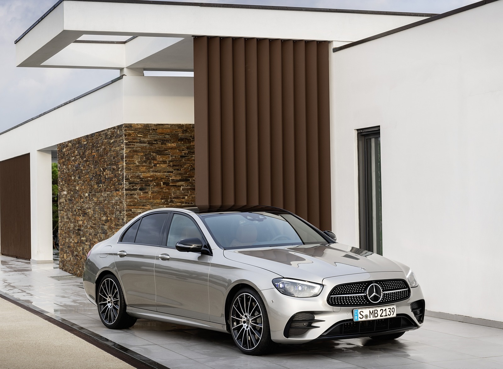 2021 Mercedes-Benz E-Class AMG line (Color: Mojave Silver Metallic) Front Three-Quarter Wallpapers #42 of 70
