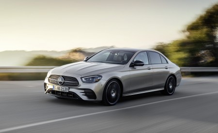 2021 Mercedes-Benz E-Class AMG line (Color: Mojave Silver Metallic) Front Three-Quarter Wallpapers 450x275 (27)