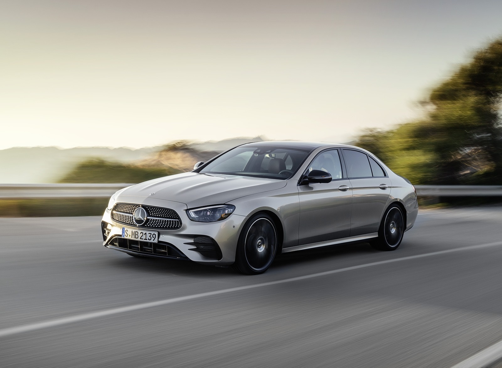 2021 Mercedes-Benz E-Class AMG line (Color: Mojave Silver Metallic) Front Three-Quarter Wallpapers #27 of 70