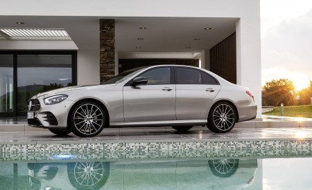 2021 Mercedes-Benz E-Class AMG line (Color: Mojave Silver Metallic) Front Three-Quarter Wallpapers 450x275 (43)