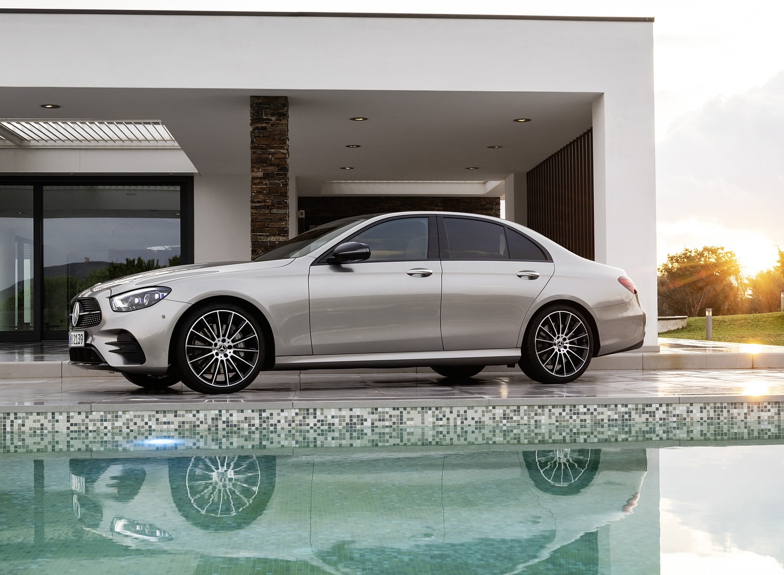 2021 Mercedes-Benz E-Class AMG line (Color: Mojave Silver Metallic) Front Three-Quarter Wallpapers #43 of 70