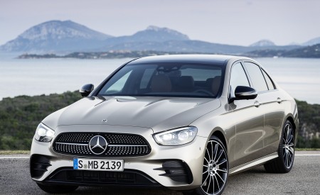 2021 Mercedes-Benz E-Class AMG line (Color: Mojave Silver Metallic) Front Three-Quarter Wallpapers 450x275 (37)