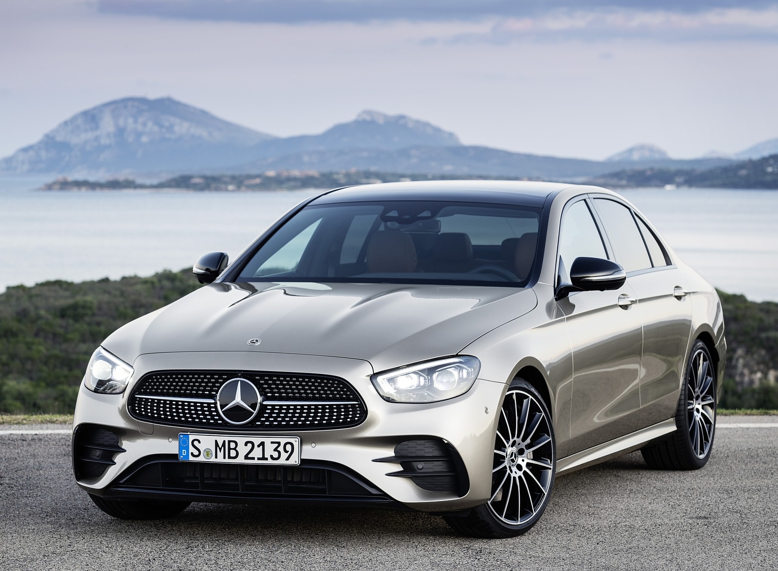 2021 Mercedes-Benz E-Class AMG line (Color: Mojave Silver Metallic) Front Three-Quarter Wallpapers #37 of 70
