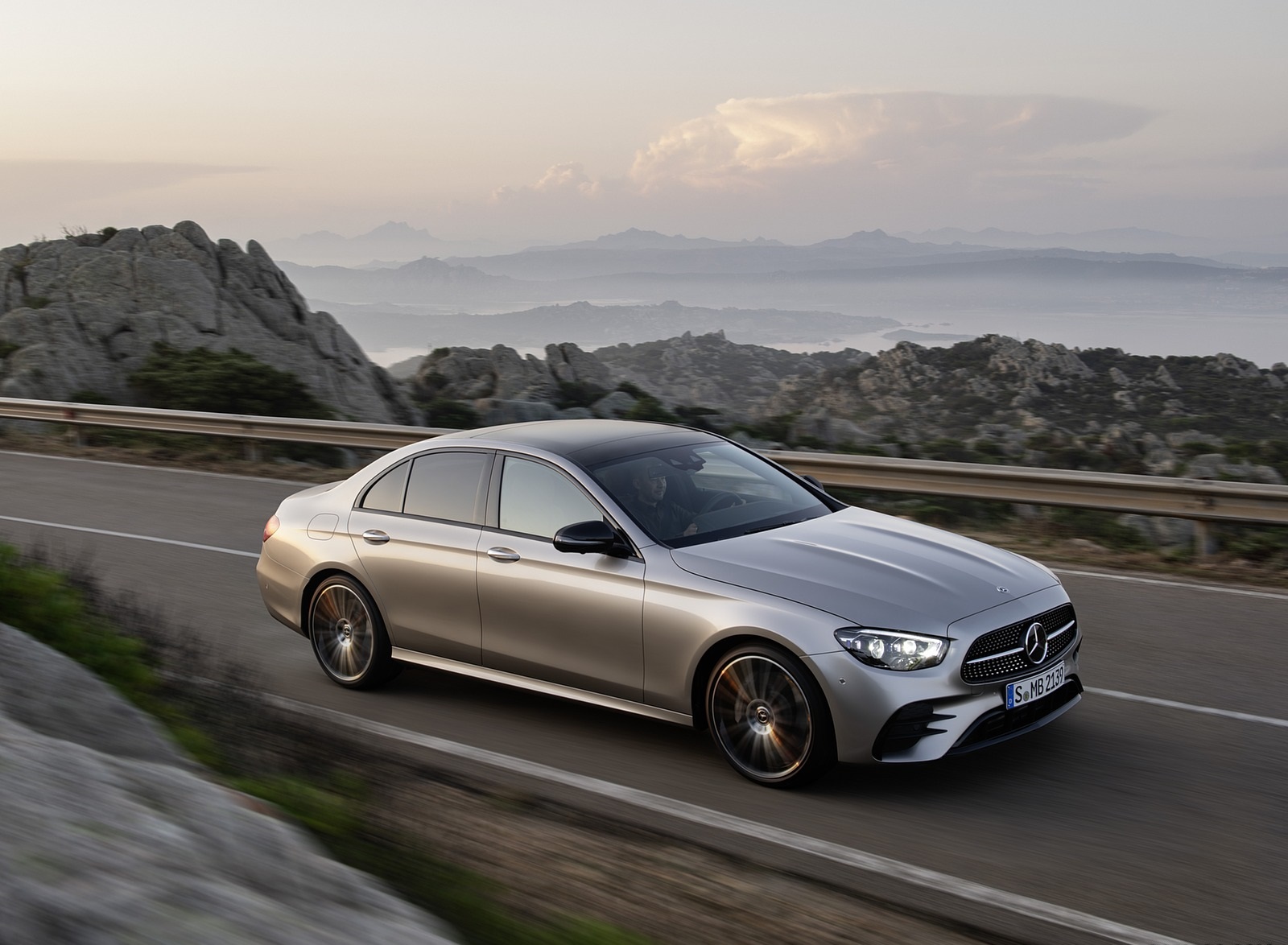 2021 Mercedes-Benz E-Class AMG line (Color: Mojave Silver Metallic) Front Three-Quarter Wallpapers #28 of 70