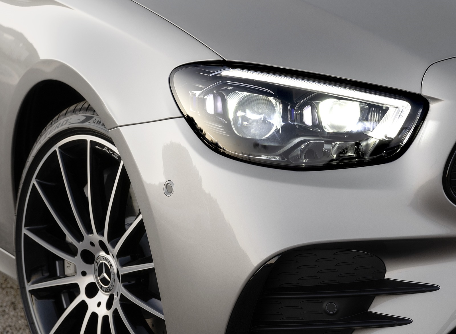 2021 Mercedes-Benz E-Class AMG line (Color: Mojave Silver Metallic) Headlight Wallpapers #51 of 70